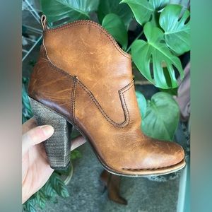 Frye women’s heeled bootie cognac brown leather size 9